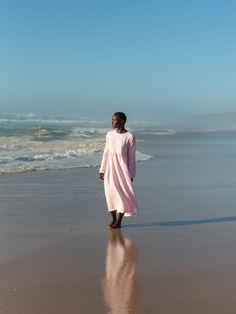 "BAY is a loose fitting long sleeve linen maxi dress. DETAILS - Maxi length - Smock silhouette - Long sleeve - Oeko-Tex certified 100% midweight linen - Cut and sewn to order just for you in our studio COLOR - Gingham Pink, you can also choose other colors above - Fabric samples are available here https://www.etsy.com/listing/586569696/linen-fabric-samples SIZING & FIT - Relaxed fit - Model is 5'4\" / 165cm tall and wears size XS CARE FOR LINEN - Machine wash up to 30ºC/86ºF gentle cycle - Lay flat to dry or tumble dry low - Warm iron if needed - Do not bleach SIZE GUIDE Size conversion guide Size XS (US 0-2, IT 36-38, UK 4-6, Japan 3-5, France 32-34) Size S (US 4-6, IT 40-42, UK 8-10, Japan 7-9, France 36-38) Size M (US 8-10, IT 44-46, UK 12-14, Japan 11-13, France 40-42) Size L (US 12-14 Beach Modest Long Sleeve Maxi Dress, Modest Long Sleeve Maxi Dress For Beach, Maxi Linen Dress, Linen Wrap Dress, Kimono Wrap Dress, Linen Kimono, Studio Color, Long Linen Dress, Kimono Wrap