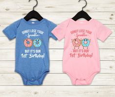 **This listing is for ONE bodysuit. To purchase two, add TWO bodysuits to cart. Donut lose your sprinkles but it's our first birthday! This adorable design is the perfect outfit for any 1 year old boy or girl, and features two Kawaii frosted donuts with sprinkles. This funny and memorable quote is perfect for photo opportunities, social media, and for a donut theme birthday party! Customize each design by choosing your frosting color (pink, blue, chocolate, or vanilla). White and pink bodysuits 1st Birthday Twins, Donut Theme Birthday Party, Birthday Matching Shirts, Twin Birthday Themes, Twins First Birthday, Birthday Twins, Donut Themed Birthday Party, Twin Birthday Parties, Birthday Donuts