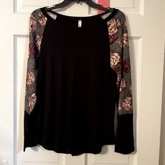 Nwot- Floral T-Shirt, Beautiful Flora Print W Black So Soft! 19” Pit To Pit Flora Print, Acting, Womens Tops, Floral, Women Shopping, T Shirt, Black, Color