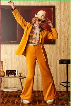 Inverted triangle shape clothing suggestion Video owner: aasian 70s Fashion Orange, 70s Rich Fashion, 70s Elegant Fashion, 70s Disco Fashion, 70 Clothes, 70s Silhouette, 70's Aesthetic, Retro Buttons, 70s Fashion Disco