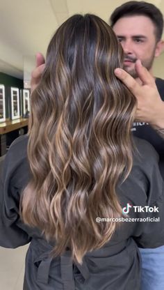 Brown Hair With Soft Highlights, Hair Inspiration Brunette, Carmel Brown Hair, Balyage Long Hair, Fall Blonde Hair, Bombshell Hair, Blond Balayage, Brown Hair Inspo