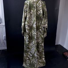 It Is Made Of A Poly Blend. The Pattern Covers The Entire Kimono In A Green Fern, Plant Pattern. It Is Fully Lined, The Lining Has Some Spots, See Picture. The Length Of The Robe Is 143 Cm Long And It Is Nice A Thick And Rich Feeling. Fern Plant, Plant Pattern, Silk Kimono, Vintage Jackets, Green Silk, Japanese Kimono, Vintage Jacket, Fern, Vintage Ladies