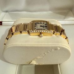 Presentamos el icónico Cartier Tank 2364, un reloj que irradia elegancia y sofisticación atemporales. Elaborado con precisión, este lujoso reloj presenta una elegante caja de oro amarillo de 18 quilates que irradia opulencia en cada mirada. El fondo de caja cerrado garantiza durabilidad, mientras que el cristal de zafiro protege la esfera de arañazos, permitiendo una visión clara del paso del tiempo. El Cartier Tank tiene una rica historia que se remonta a 1917, inspirada en los formidables tanq Luxurious Watch, Cartier Tank Francaise, Cartier Tank, Luxury Timepieces, Clear View, Gold Case, Watch Model, Women's Watch, Watch Brands