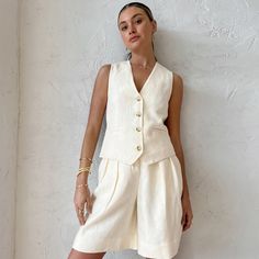 Elevate your summer style with our Beige Sleeveless Vest Two-Piece Suit for Women. This breathable and loose-fitting ensemble is designed to keep you comfortable and chic during the warmer months. The sleeveless vest adds a touch of sophistication, while the cotton linen fabric ensures breathability and comfort. Whether you're dressing up for a special occasion or opting for a relaxed summer look, this two-piece suit has you covered. The versatile beige color complements various outfits and occa Two Piece Shorts Set, Linen Design, Linen Vest, Mode Costume, Plain Style, Short Vest, Casual Suit, Office Casual, Sleeveless Vest