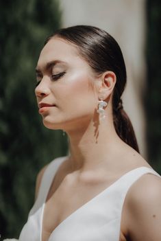 Are you looking for floral bridal earrings? You'll find them here! These earrings made of white ceramic flowers are a real eye-catcher and perfect as bridal jewelry! Stud earrings made of 316L stainless steel jewelry wire Pearls and fine ceramic flowers For more jewelry inspo, check out our shop! You can also find matching hairpins here 🤍 Photos: dark-haired model: Diana Alyasin Blonde model: Janine Klebolte 💫 Elegant White Jewelry For Bride, White Pearl Drop Cluster Earrings For Anniversary, White Bridal Jewelry With Matching Earrings, Delicate Drop Cluster Earrings For Wedding, Delicate Cluster Drop Earrings For Wedding, Delicate White Pearl Earrings, Delicate White Dangle Chandelier Earrings, Delicate White Jewelry With 3d Flowers, Elegant White Cluster Earrings For Wedding