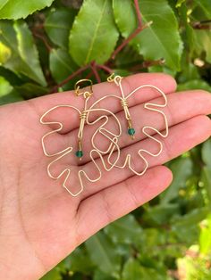 Dainty and lightweight, these tropical monstera leaf earrings are easy to wear with both everyday or statement looks! These earrings are handmade in the Pacific Northwest. Made with teal colored glass crystals, tarnish resistant wire, and your backing of choice. Gold, silver, and rose gold options available with gold filled, gold plated, or sterling silver backing choices for those with sensitive ears, and clip-on backings for those without piercings.  Each pair is uniquely handcrafted and made to order! See more of my shop at SparkleShopBySam on Etsy, Instagram, and TikTok! Wire Monstera Leaf, Selfmade Jewelry, Monstera Earrings, Monstera Leaf Earrings, Wire Wrap Jewelry Designs, Bijoux Fil Aluminium, Minimalist Earrings Studs, Asymmetrical Earrings, Crafts Kids