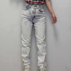 Vintage 80s Levi's! 900 Series Silver tab Levi's High Rise Slim Fit Acid Wash Jeans. Classic Punk rock 80s look. Marked a size 10, made in the USA! Waist: 26" Hips: 38" Rise: 12" Inseam: 30 1/2" levis 900 series extreme acid wash 1 lb. 8.6 oz. Classic Punk, 80s Look, Jeans Look, Satin Cocktail Dress, Jeans Levis, Acid Wash Jeans, Bolero Jacket, Wash Jeans, Acid Wash