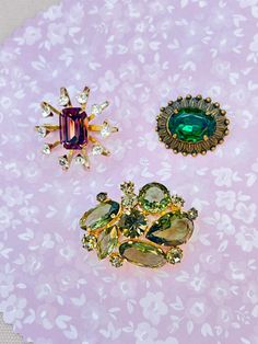 Belles broches en excellent état.  Aucun bris aucune pierre manquante. Vintage Jeweled Brooches For Party, Vintage Green Evening Brooches, Vintage Green Brooch For Evening, Vintage Green Evening Brooch, Brooch Pin, Etsy Vintage, Beauty Book, Pet Supplies, Accessory Gift