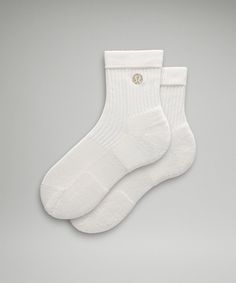 Its The Little Things That Count, Like These Socks With Integrated Cushioning For All-Day Comfort. Designed For Casual. Terrytoe Cushioning Extends Over Your Toes For A Layer Of Protection. 360 Degree Arch Support. Left And Right Toe Construction For A Comfortable Fit. | Women's Daily Stride Quarter Socks Birthday Gift Wishlist Ideas, Lululemon Christmas, Lululemon Products, Nike Socks Aesthetic, Lululemon Socks, Cute Socks Outfit, American Eagle Socks, Girly Christmas Gifts, Aesthetic Socks