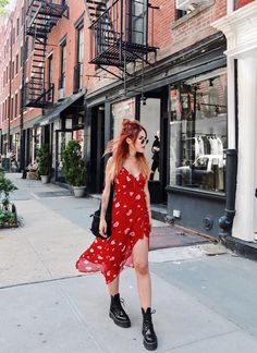 Village Outfit, Floral Dress Summer Casual, Tokyo Street Fashion, Bag Prada, Wrap Dresses, Grunge Look, West Village, Lace Dress Black, Mode Inspo