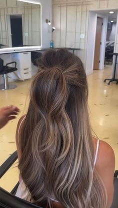 Hair Color Ash Brown, Long Hair Color Ideas, Balyage Long Hair, Hair Color Ash, Brown Hair Looks, Fall Hair Color Trends, Brunette Hair With Highlights, Long Hair Color