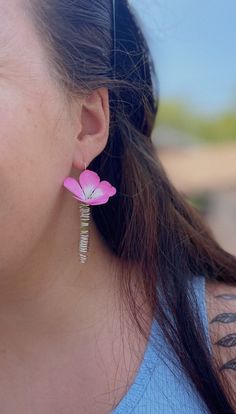 For those who love finding the prettiest flowers, we introduce our handmade flower vase earrings!! Wear these lightweight earrings everyday to collect little sprigs of flowers to carry with you all day!  These precious, dainty coil earrings are made to order with love by Holly from Tumbled Shop in Amesbury, MA! How to use:  1. Pick/Find a flower, (real or fake)  2. Gently slide the flower into the base of the holder to display! 3. When done, To take out, just simply take the flower out~ and swap it for a new one!!  This listing is for one (1) PAIR of Coil Earrings.**Flowers are not included** 🔮Crystals for your collection & sharing with friends 🎁 Thank you for supporting our small business and unique healing creations. 🌞 FAST SAME-DAY USA SHIPPING! 💨💗 Orders over $50 get free shipping Flower Holder Necklace, Vase Earrings, Prettiest Flowers, Whimsical Jewelry, Earrings Everyday, Gift Flower, Beaded Jewelry Tutorials, Flower Holder, Plant Lover Gift