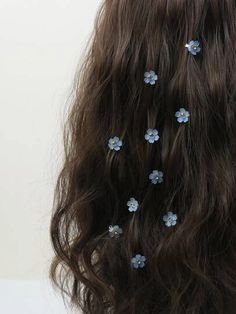 Aesthetic Prom Hairstyles Short, Cute Hairstyles With Flowers, Flower Pins In Hair, Prom Hair Ribbon, 90s Hair Accessories Aesthetic, Blue Hair Flowers, Flower Hair Accessories Diy, Blue Flower Hair Accessories, Flower Hair Decorations