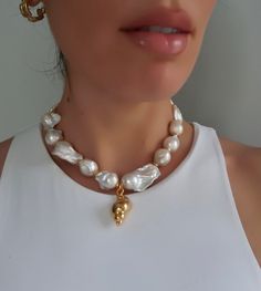 Gold Shell Pearl Choker, Freshwater Pearl Choker, Baroque Pearl Neckace, Seashell Necklace, Large Pearl Necklace, Chunky Pearl Necklace - Etsy Contemporary Pearl Necklace, Baroque Pearl Necklace Outfit, Pearl Necklace Diy, Pearl Necklace Outfit, Pearls Jewelry Diy, Baroque Pearls Necklace, Gold Statement Jewelry, Diy Pearl Necklace, Large Pearl Necklace