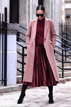 Light Pink Coat, Rok Outfit, Burgundy Outfit, Pink Coat, Red Skirts, 가을 패션, Outfits Casuales, Winter Outfit