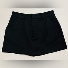 Short Para Mujer Color Negro, Talla M, Estilo En La Parte De Enfrente Es Falda Y Atrs Es Short, Tiene Tiene Dos Bolsas En La Parte De Enfrente Se Puede Meter Algo Y En La Parte De Atrs Tiene Dos Bolsas Pero No Se Puede Meter Nada, Tiene Como Colocar Un Cinturn. Es Nuevo Con Etiqueta. Lab Black, Metallic Shorts, Boyfriend Shorts, Pleated Shorts, Womens Tie, Sweat Shorts, Leather Shorts, Pink Shorts, Side Stripe