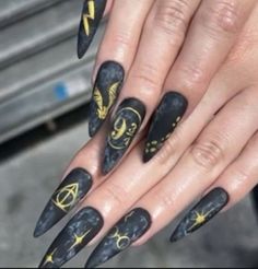 Nails Acrylic Harry Potter, Halloween Harry Potter Nails, Hp Nail Art, Harry Potter Acrylic Nails Gryffindor, Golden Snitch Nails, Hufflepuff Nails Simple, Black Harry Potter Nails, Griffindor Nails Designs, Harry Potter Nails Designs Gryffindor