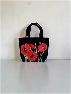 Very resistant small XS bag made of thick organic cotton. Original hand-painted pattern; Surface washing is possible. Dimensions; 28 cm X 18 cm X 10 cm Poppies are hand-painted on this cute little durable bag. Small and practical, you will be able to carry beautifully in your bag everyday objects, phone, makeup, water bottle, tissues, sports slippers or gourmet snacks  Light and easy to live  https://www.etsy.com/fr/shop/EllesetNo Red Hand Painted Bags, Cotton Hand-painted Bags For Daily Use, Hand Painted Rectangular Cotton Canvas Bag, Eco-friendly Hand Painted Bags For Daily Use, Casual Hand Painted Cotton Bag, Eco-friendly Hand Painted Rectangular Canvas Bag, Artistic Handmade Cotton Bag, Casual Hand Painted Rectangular Canvas Bag, Handmade Black Canvas Bag For Gifting