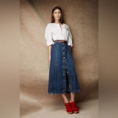 Rachel Comey Gore Denim Midi Skirt Size: 6 Waist: 26.5” Hip: 38” Length: 35.5” 100% Cotton Gore Skirt, Looks Jeans, Gored Skirt, Fall 2015 Style, Denim Skirt Outfits, Long Denim Skirt, Mode Jeans, Spring Color, Denim Trends