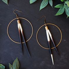 Add a touch of natural beauty to your look with these stunning porcupine quill earrings.  Each quill is carefully harvested and cleaned, then arranged in a delicate pattern to create a unique and eye-catching piece.  The lightweight design ensures all-day comfort, so you can wear these earrings with confidence. Your item will arrive in a beautiful packaged in a gift box, perfect for giving to a friend, or just to keep it for yourself! Pair these earrings with this beautiful necklace for a comple Beth Dutton Style, Porcupine Quill Earrings, Quill Earrings, Earrings Native American, Beth Dutton, Porcupine Quills, Native American Earrings, Native Beadwork, Crystal Fashion