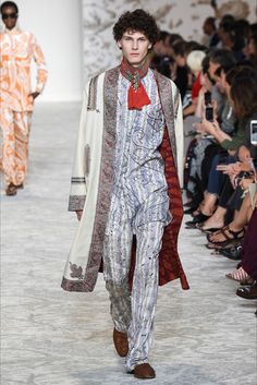 Sfilata Etro Milano - Collezioni Primavera Estate 2018 - Vogue Mens Fashion Week Street Style, Women's Runway Fashion, Mens Fashion Dressy, Mens Fashion Casual Winter, Menswear Runway, Catwalk Collection, Mens Fashion Edgy, Men Fashion Show, Mens Spring Fashion