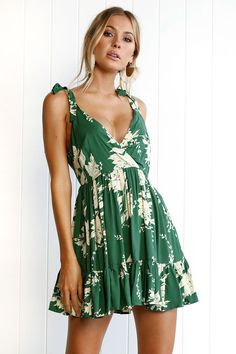 This lovely green floral dress is simply perfect. Featuring an empire waist, with a plunging v-neckline, an open back and a ruffled hem this dress pairs perfectly with wedges, heels or sandals. Made with a polyester blend for comfort and style. Printed Green Dress, Bohemia Dress, Boho Tropical, Strapless Dresses Short, Printed Short Dresses, Bohemian Mode, Mode Boho, Mini Robes, Mini Sundress