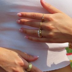 Bereichere deinen Ringstapel mit diesem himmlischen Ring! Dieser essenzielle und zierliche Ring lässt deine Blicke in die Sterne schweifen. Trag ihn und lass die Komplimente strahlen! (Buchstäblich!) Ring Stack Ideas, Ring Stacks, Trying To Be Happy, Celestial Ring, Starry Eyed, Zierlicher Ring, Gold Aesthetic, Ring Stack, Twisted Band