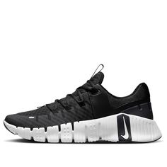 Nike Free Metcon, Minimal Branding, Wide Heels, Clean Aesthetic, Nike Metcon, Fashion Performance, Sneakers Men Fashion, Black And White Design, Training Shoes