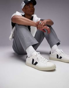 Sko, støvler og sneakers fra VEJA Casual cool: helt perfekt Design med lav profil Lukkes med snørebånd Foret kant Med VEJA's signatur-branding Slidstærk ydersål i gummi Slidmønster med struktur Veja Campo Sneakers, Sacs Tote Bags, Converse Chuck Taylor White, Flip Flop Boots, Leopard Print Baby, Shorts Co Ord, Boots Sneakers, White Trainers, Boots And Sneakers