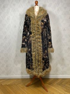 Beautiful vintage coat made of corduroy in a spectacular floral pattern. Coat finished with fur in a dramatic look, there is a belt at the waist, two pockets on the sides. The coat is in very good vintage condition, there are no damages, it is beautifully sewn, fitted to the figure, fastened with hooks. Tag says: Fransa Made of 97% cotton 3% spandex Size from tag: M Dimensions: sleeve from the collar:74 cm sleeve from armpit: 47 cm chest:2x 51 cm in waist:2x48 cm in the hips:2x51 cm total length: 102cm Long Floral Print Winter Outerwear, Fitted Winter Outerwear With Floral Print, Winter Floral Print Fitted Outerwear, Vintage Velvet Winter Outerwear, Fitted Velvet Outerwear For Winter, Vintage Brown Outerwear With Floral Print, Vintage Brown Floral Print Outerwear, Brown Vintage Floral Print Outerwear, Vintage Velvet Outerwear For Fall