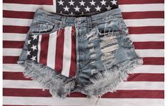 Love how these America shorts are just on the one side and ripped on the other! Painted Shorts, American Flag Shorts, White Levis, Cute Country Outfits, Diy Shorts, Red Blue White, Denim Diy, High Waisted Jean Shorts