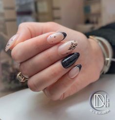 Desislava Nedelcheva Nail Art on Instagram: "#nails #winternails #christmasnails #winter #christmas #nailart #artnail #artnails #black #blacknails #blackfrench #snowflake #snowflakenails #nails2022 #shinenails #glitter #sparkle #glitternails #sparklynails #handpainted #manicure #gelpolish #nailartist #master #nailmaster #маникюр #маникюрныйинстаграм #маникюргель #маникюргельлак #гельлак" Black Christmas Nails Short, Black Christmas Nails Winter, Black With Snowflake Nails, Black Snowflake Nails, Black Nails With Snowflakes, Black Christmas Nail Designs, Black And White Christmas Nails, Black Winter Nails, Black Nails With Snowflakes Glitter