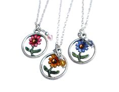 Delicate Small Silver Daisy Flower Charm Necklace with Dangling Crystal Bead Cute Jewelry Choose your Color FREE SHIPPING Flower Charm Necklace, Painted Jewelry, Hand Painted Jewelry, Saint James, Flower Charm, Color Free, Style Boho, Daisy Flower, Cute Jewelry