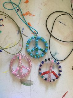 Hippie Crafts, Peace Necklace, Peace Sign Necklace, Mode Hippie, Pendant Tutorial, Indie Jewelry, Estilo Hippie, Peace Signs, Cadeau Photo