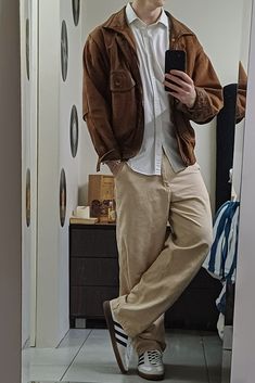 casual men's leather jacket outfit with white shirt and beige cargos. #fashion #outfits #leatherjacketoutfit #shorts #streetstyle #streetwear #adidas Clothes Inspo For Men, Brown And Beige Men Outfit, Streetwear Casual Male, Man Beige Outfit, Beige Clothes Men, Men H&m Outfits, London Aesthetic Outfits Men, White Beige Outfit Men, Mens Clothing Styles College