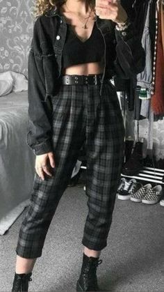 Inspiração de looks do estilo grunge Moda Grunge, Soft Grunge Outfits, Look Grunge, Mode Emo, Mode Grunge, Swaggy Outfits, Alternative Outfits, Plaid Pants