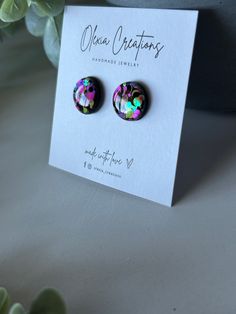 -Circular shiny minimalist stud earrings with glitter -handmade earrings -eye catching colour -stainless steel posts and backs -lightweight earrings These handmade studs are perfect as a gift for a friend or yourself Gift Box Idea, Earrings Cool, Minimalist Earrings Studs, Minimalist Studs, Glitter Earrings, Best Gifts For Her, Earrings Polymer Clay, Lightweight Earrings, Purple Glitter