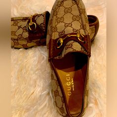 Gucci Brown Leathersignature Women’s Loafers Size 6 1/2 Like New Designer Brown Loafers For Formal Occasions, Luxury Brown Loafers For Office, Designer Brown Business Loafers, Brown Almond Toe Loafers With Branded Heel Counter, Luxury Flat Loafers, Designer Gucci Loafers With Leather Sole, Brown Horsebit Loafers With Round Toe, Luxury Brown Loafers With Flat Heel, Designer Brown Loafers With Branded Heel