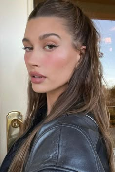 Iconic Models, Hair Idea, Peinados Fáciles Para Cabello Corto, Penteado Cabelo Curto, Hailey Bieber, Celebrity Hairstyles, Makeup Trends, Simple Makeup