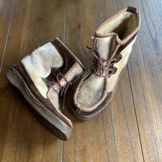 Sweet Faux Fur Details Adorn These Vintage 70's Apres Ski Boots. Constructed With A Chocolate Toned Suede Bottom, These Vintage Boots Have A Lace Up Front With Faux? Fur Panels And Darling Detail Piping. Rubber Sole With A Sherpa Inner Lining. Made In Italy. Brown & Cream Size: 39/8 Fits Like 8-8.5 With Sock Shaft Height: Approximately 6 Inches Condition: Vintage Condition/Signs Of Wear/Good Condition For Age Cute Snow Boots, Apres Ski Boots, Vintage Ski, Vintage Boots, Apres Ski, Ski Boots, Winter Rain, Snow Boots, Vintage 70s