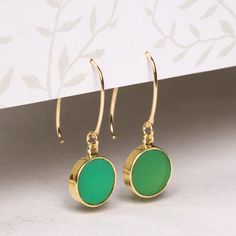 Chrysoprase Round Gemstone Drop Earrings - Vibrant green authentic stone with 14k gold filled wires - Elegant, statement earrings for her Stone: Genuine Chrysoprase Bezel: Vermeil Gold Ear-wire: 14k Gold Filled Total length of earring: 35mm Circle Gemstone: 12mm diameter About "Gold Filled Jewelry": Also called rolled-gold. These jewelry items are not actually filled with gold. They are made of a base metal covered by sheets of gold in a mechanical bonding process. Effectively a thick coat of... Green Onyx Necklace, Hexagon Necklace, Thick Coat, Gemstone Drop Earrings, Dainty Gold Necklace, Vibrant Green, Etsy Earrings Dangle, Gold Filled Jewelry, Gorgeous Earrings