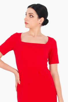 Un vestido con un atractivo color rojo, diseñado a la medida de quien lo lleva, de corte recto y ceñido a la cintura. Es hasta la rodilla y es ideal para un evento de negocios o una salida nocturna. Este vestido es perfecto para aquellas que quieren lucir sus hermosas curvas, ya que favorece a las que tienen una figura de reloj de arena. Puedes usarlo completamente para el trabajo o para ocasiones formales sin ser menos educado o elegante. Fácil de combinar con zapatos o sandalias. También puede Classic Knee-length Mini Dress With Flattering Silhouette, Evening Midi Dress With Fitted Waist, Red Mini Length Dresses For Work, Red Mini Dresses For Work, Red Mini Length Dress For Work, Fitted Knee-length Dress With Flattering Cut, Classic Mini Dress With Fitted Bodice, Knee-length, Classic Mini Length Midi Dress For Party, Classic Knee-length Mini Dress With Fitted Bodice