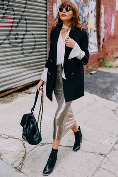 marc-fisher-natalie-suarez-2 Glitter Pants, White Dress Winter, Mode Instagram, Afrikaanse Mode, Blazer White, Chique Outfits, Metallic Skirt, Long Blazer