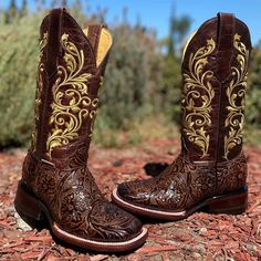 botas cinceladas para mujer Boots Vaqueras, Edgy Cowgirl Style, Cheetah Print Wedding, Vaquera Boots, Mexican Boots, Cowgirl Boots Square Toed, Cute Cowgirl Boots, Cowboy Photography, Bota Country