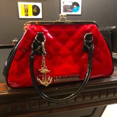 This Product Is In Great Condition This Gorgeous Purse Is In Amazing Condition With Only One Small Scratch And A Small Tear In The Corner. Other Than That The Purse Looks And Feels Brand New Message Me With Any Questions About The Product And I’ll Be Happy To Answer Them Purse Ideas, Shoes Sale, In The Corner, Red And Black, Handbag Accessories, Be Happy, Black Red, Fashion Bags, Pin Up