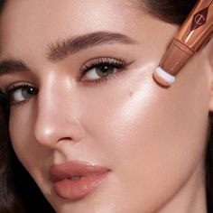 Beauty Light Wand in Spotlight Charlotte Tilbury Makeup Bag, Charlotte Tilbury Beauty Light Wand, Diva Light, Charlotte Tilbury Makeup, Cheek Makeup, Face Kit, Makeup Shades, Magical Makeup, Makeup Mistakes