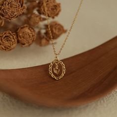 Gold Jewelry Dainty, Gold Necklace Small Pendant, Tulip Jewelry, Vintage Gold Pendant, Disney Engagement Rings, Tulip Necklace, Dainty Pendant Necklace, Flower Tulip, Nature Engagement Ring