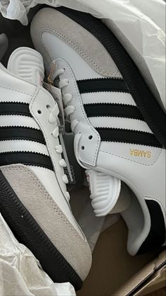 adidas samba Photographie Indie, Urban Shoes, Sneaker Shop, Jordan Shoes Girls, Cute Shoes Heels, Fancy Shoes, Hype Shoes, Shoe Inspo, Swag Shoes