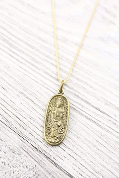 Este sencillo y elegante collar de oro presenta un colgante de Buda de latón hecho a mano en Tailandia.

 Un lado del colgante presenta una imagen del Buda Guanyin de pie con diseños de remolinos y el mantra de la compasión, Om Mani Padme Hum, en el otro. Puedes elegir de qué lado te gustaría mirar hacia afuera.

 Guanyin es conocida como la diosa de la compasión, la misericordia y protectora de mujeres y niños. Ella escucha los gritos de los que sufren y acude en su ayuda. ¡Llevar este colla Engraved Symbolic Necklace For Meditation, Symbolic Bronze Necklace For Meditation, Bronze Good Luck Amulet Necklace, Spiritual Etched Brass Necklace, Spiritual Etched Yellow Gold Necklace, Brass Amulet Necklace For Meditation, Brass Amulet Necklaces For Meditation, Gold Spiritual Engraved Medallion Necklace, Gold Spiritual Rectangular Pendant Necklace