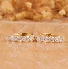 Round Cut Moissanite Hoop Earrings, 14K Solid Gold Earrings, Round Hoop Earrings , Earrings stud, Moissanite Pave Huggie Gift for Her Gift. ------------------------------------------------------------------------------ "** 𝐃𝐞𝐬𝐜𝐫𝐢𝐩𝐭𝐢𝐨𝐧 𝐨𝐟 𝐑𝐢𝐧𝐠 **" ● Diamond Details *Shape : Round Cut *Weight : 1.30 TCW Approx.  *Size : 3.30 mm  *Color : D *Clarity : VVS *Luster : Excellent *Make : High Quality ● 𝐌𝐞𝐭𝐚𝐥 𝐃𝐞𝐭𝐚𝐢𝐥𝐬 👉 Metal Type: 𝟗𝟐𝟓 𝐒𝐢𝐥𝐯𝐞𝐫 / 𝟏𝟎𝐊𝐓/𝟏𝟒𝐊𝐓/𝟏𝟖 Solid Gold Earrings, Diamond Rings, Types Of Metal, Jewelry Earrings Studs, Gold Metal, Solid Gold, 925 Silver, Gold Earrings, Favorite Jewelry